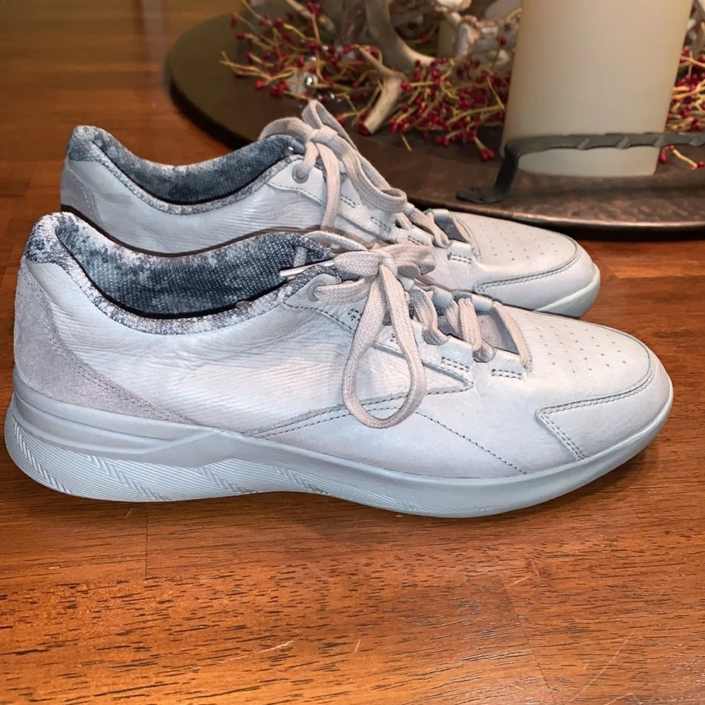 WOMENS UNDER ARMOUR SNEAKER SIZE 8